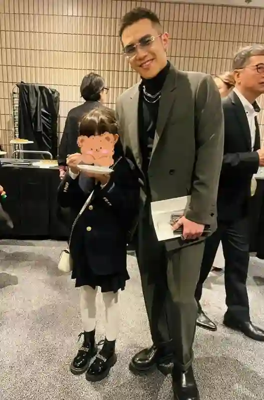68岁尔冬升携9岁女儿现身香港金像奖，女友罕见露面，撞脸汤唯！