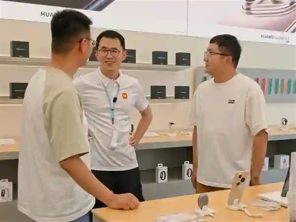 小米王腾现身华为门店探Pura 80 网友：格局拉满