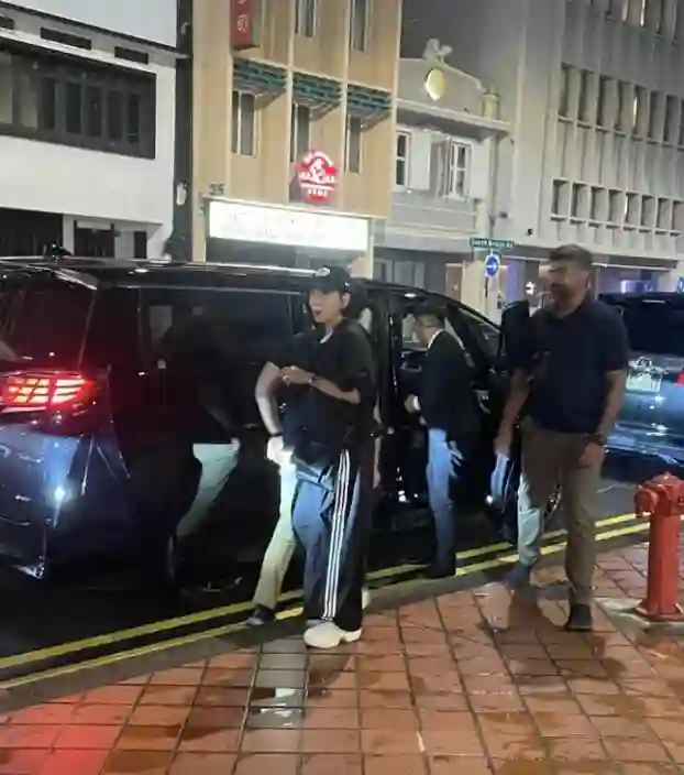 70岁周润发近照曝光！新加坡与发嫂同框，身形消瘦引粉丝担忧