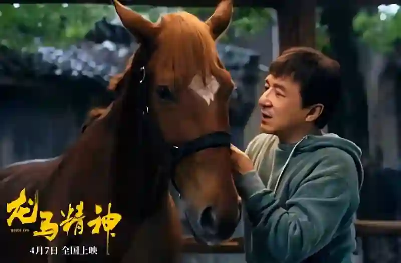 成龙老了，李连杰老了，周星驰也老了，而64岁的他看起来却像30岁