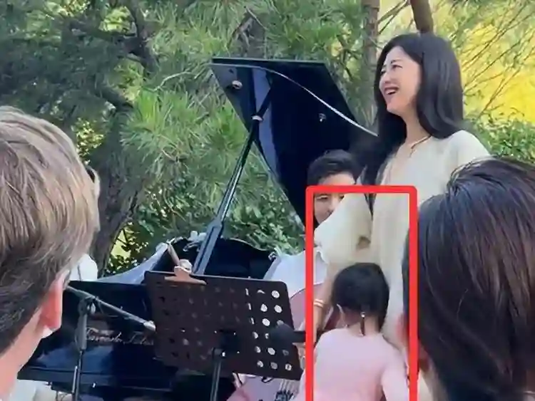 朱珠带女儿现身音乐会，4岁王珠宝高清正脸照曝光，脸黑像爸爸