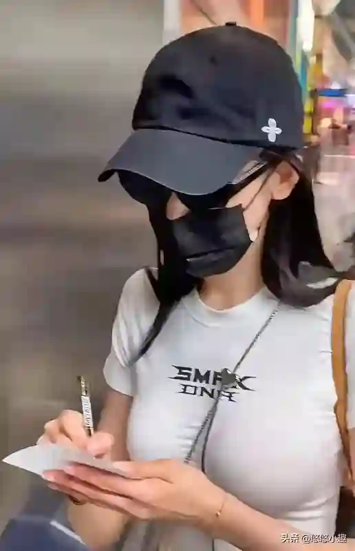34岁张天爱现身沈阳机场，紧身衣勾勒完美身形，前凸后翘引热议