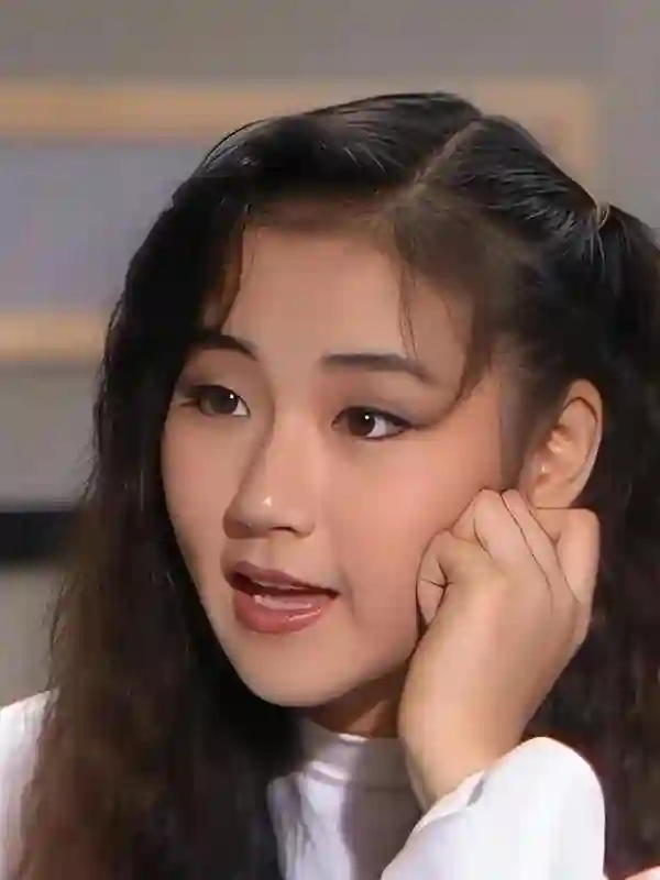 万绮雯现状：55岁肤白貌美无儿女，和丈夫长住内地，义子长得很帅