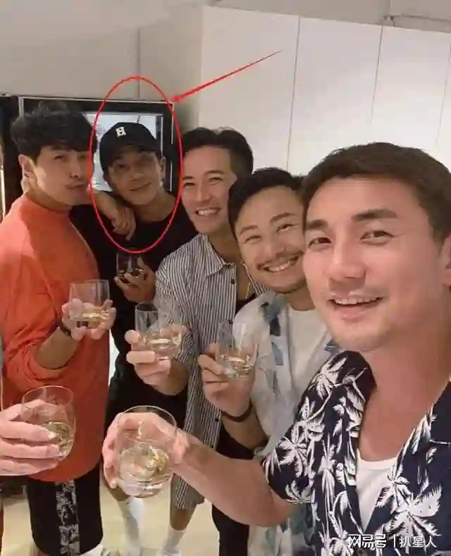 49岁刘恺威近照曝光!眯眼尬笑一脸猥琐太油腻,与杨幂状态像两代人