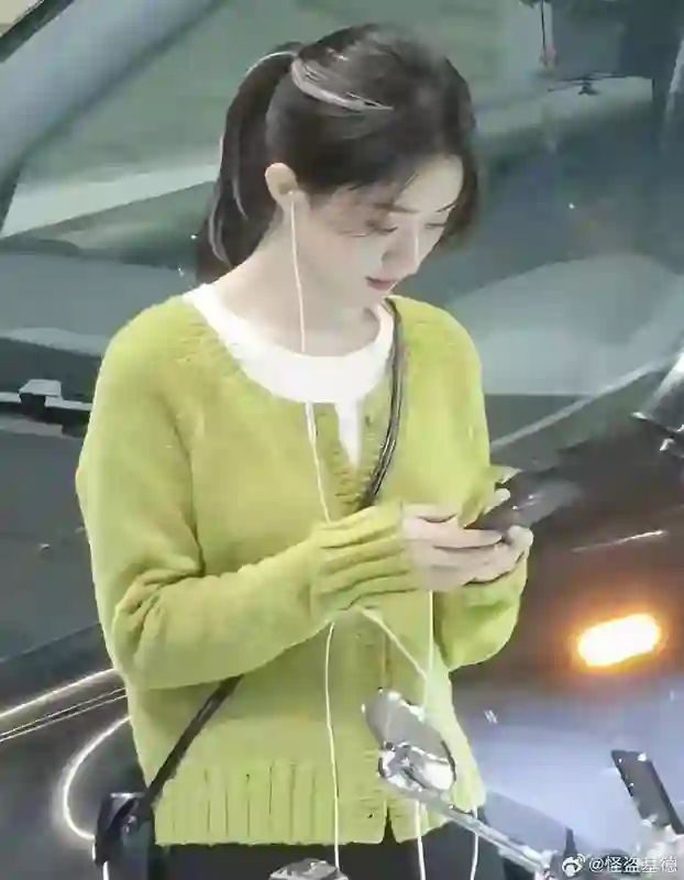 赵丽颖素颜出镜，真实状态引发热议：美，不止一面