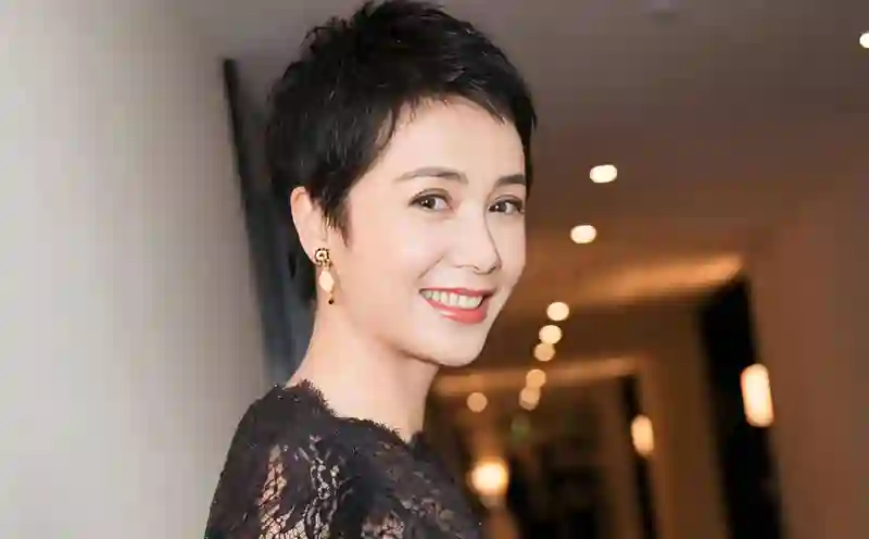 英国偶遇蒋雯丽，眼神衰败身材消瘦，曾经女神为何如此改变？
