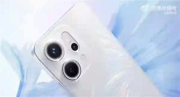 王冰冰手持OPPO Reno14自拍：人鱼姬配色 这颜值太梦幻