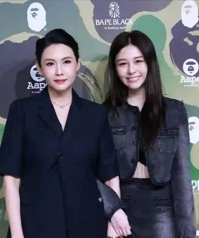 56岁邱淑贞与22岁女儿同框，母女感情深厚，气质令人惊艳