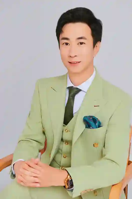 陈庆聪生日全新宣传照 绿色西装造型尽显阳光魅力