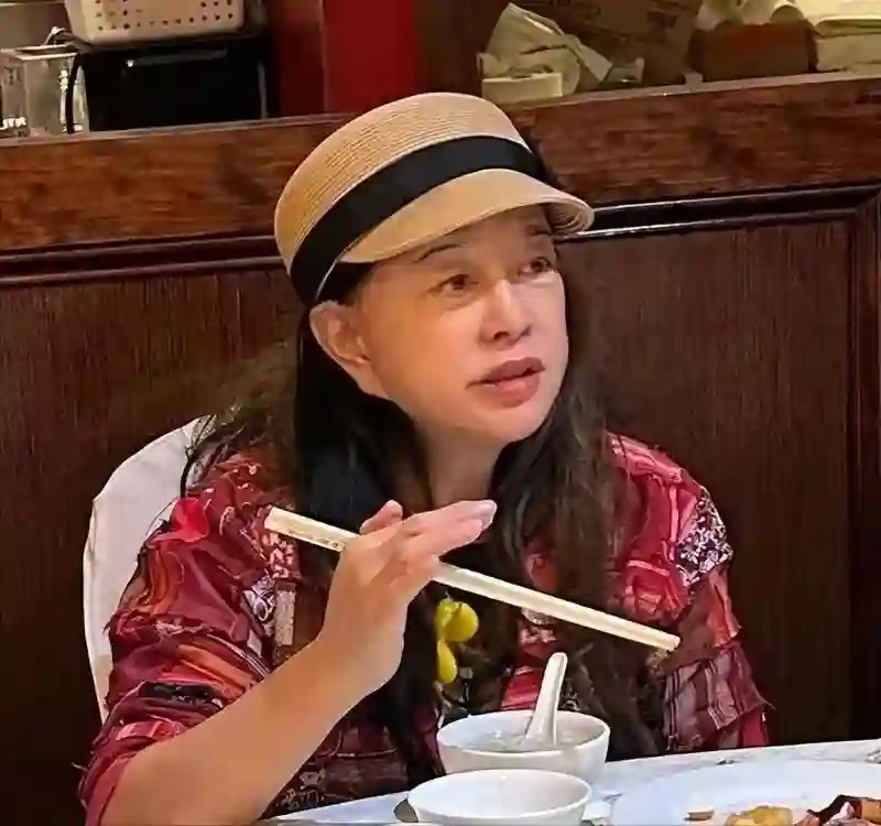 原来刘晓庆一直戴假发，真实发量稀疏快秃顶，但状态年轻身材好有料！