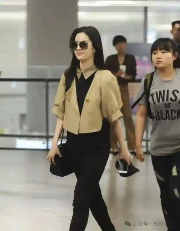 37岁刘亦菲和小姨游东湖，穿包臀裙素颜出镜嫩似少女，家里基因太强大！