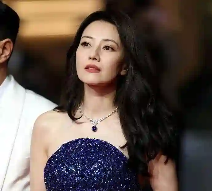中国女星戛纳巅峰对决：她穿成东方名伶扛住生图，而她一改面相清纯变凌厉……