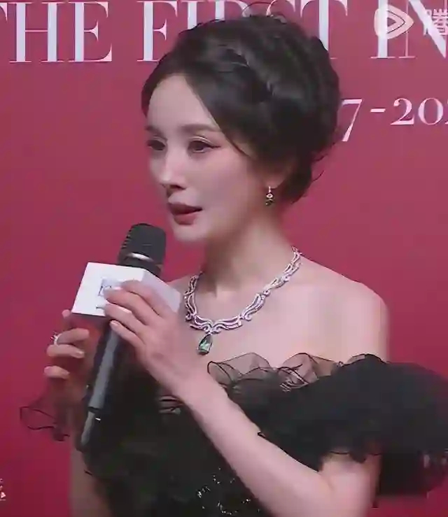 芭莎红毯镜头下的女星，真实堪比照妖镜，杨幂躲了，孙俪扛住了