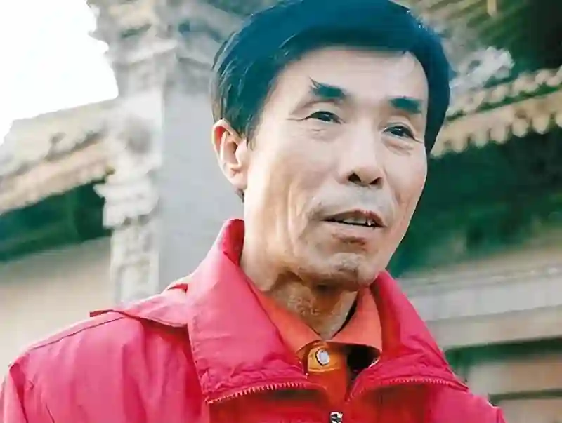 76岁何庆魁被儿子直播“背刺”：他嫖不动了，每个月给1万块够花