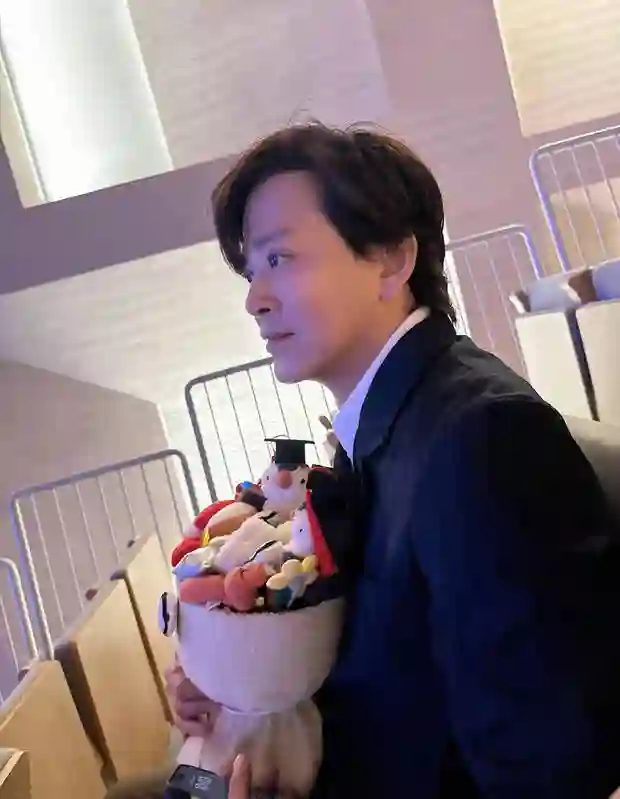 陈晓东西装革履现身女儿小学毕业典礼 状态年轻似哥哥