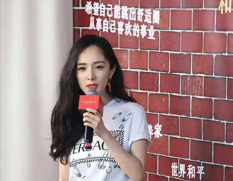 离婚7年，杨幂再次让所有人“刮目相看”，50岁刘恺威后悔了吗？