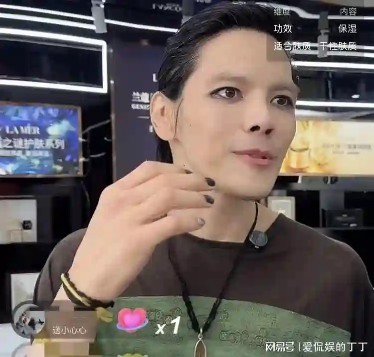 向佐和向华强一起直播带货，穿一身豹纹，戴粉红假发，太辣眼睛了