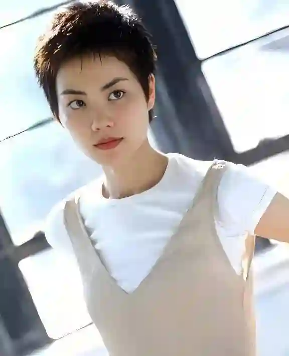 55岁王菲现身机场，高马尾白T似少女，随和签名与粉丝互动