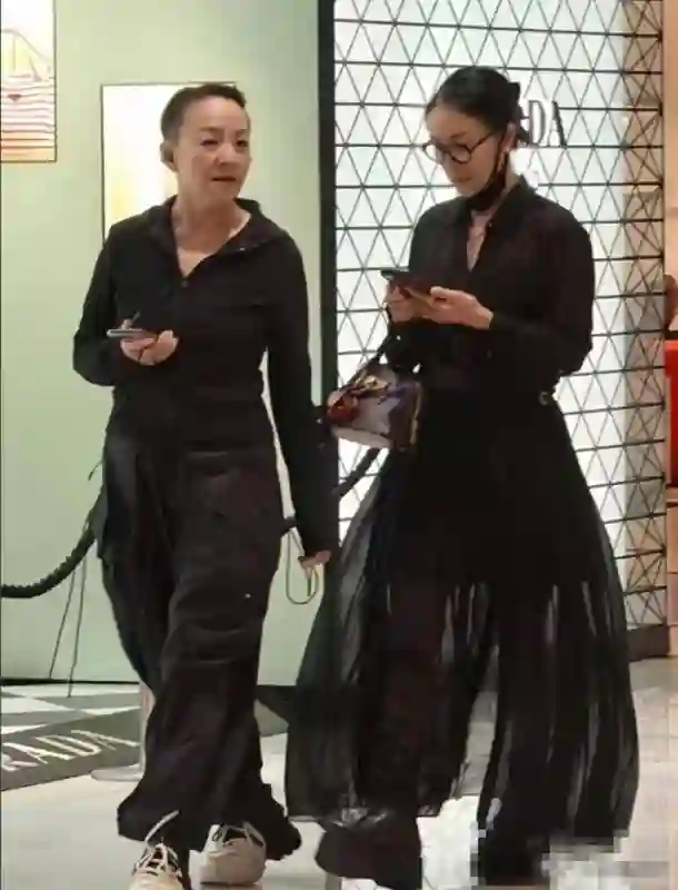 偶遇宋丹丹北京逛街，和那英共进晚餐，面色苍白显老态