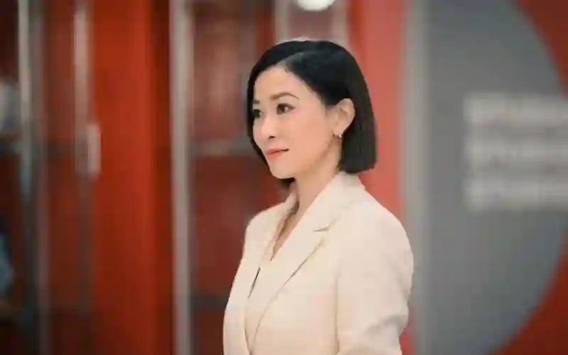 未婚独居、身价过亿，50岁佘诗曼，才是真正的狠人
