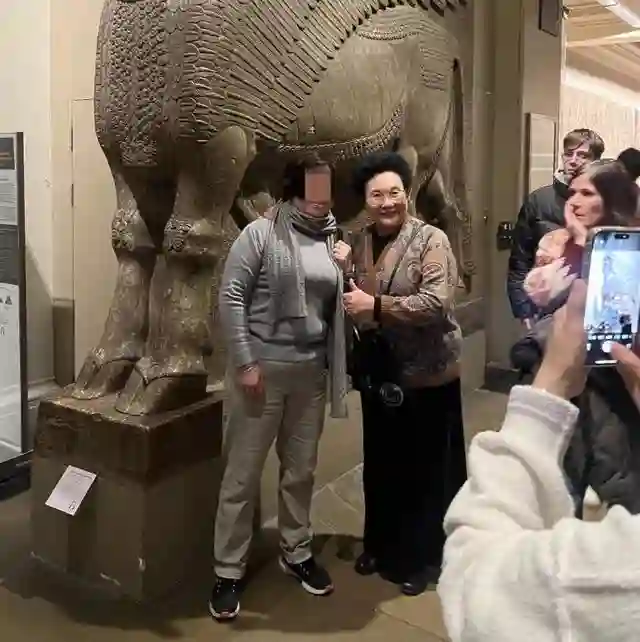 57岁伊能静英国被偶遇！五一带婆婆女儿度假，素颜皮肤好未见秦昊