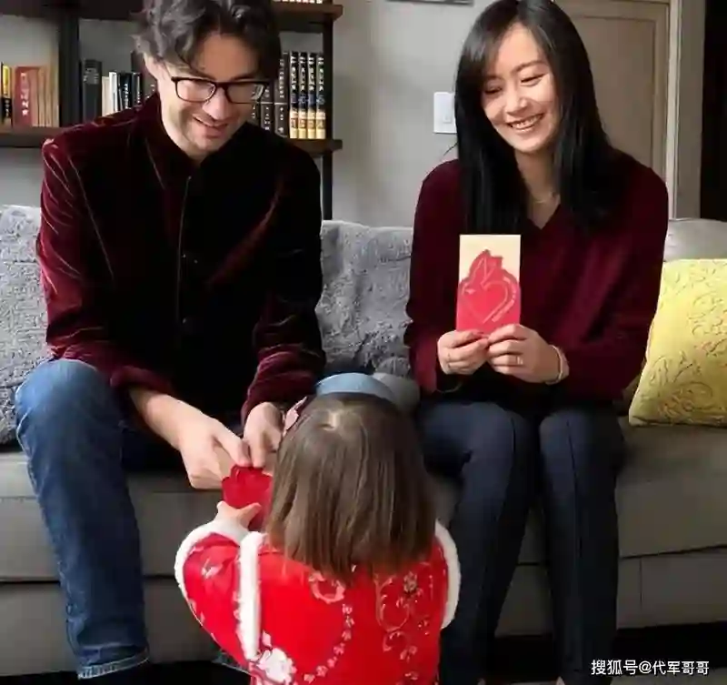 她一婚嫁富二代，二婚嫁老外，如今43岁儿女双全很幸福