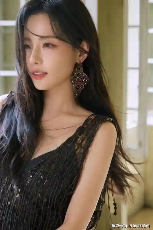 张嘉倪晒活动照宣告强势复出，绝美妆造惊艳众人，嘟嘴卖萌少女感爆棚