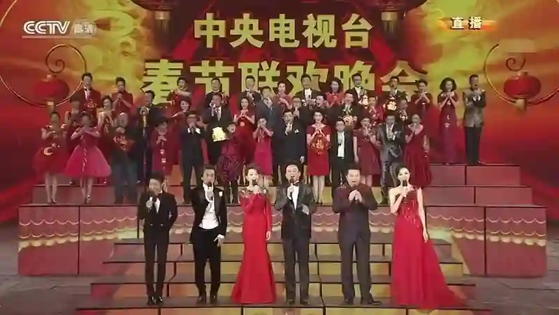 时隔七年，王菲戴着两个虾片（未炸版）再登春晚