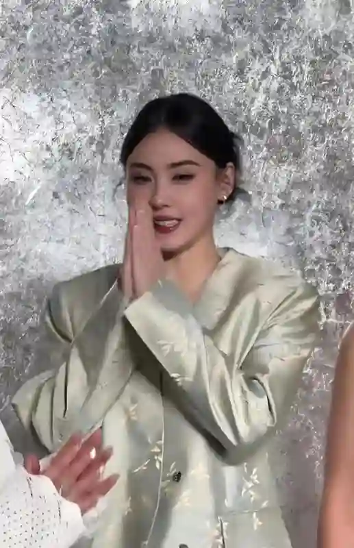 44岁张柏芝出席活动！穿新中式装扮美得像个娃娃，众人都抢着合影