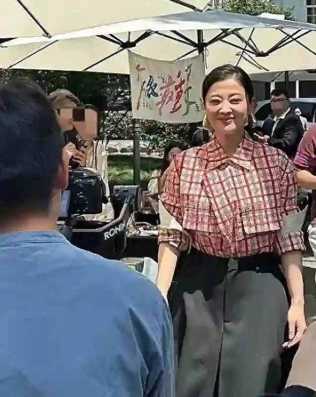 50岁梅婷南京被偶遇，路人视角难以言喻，腰粗脸大肉眼泡加大背头