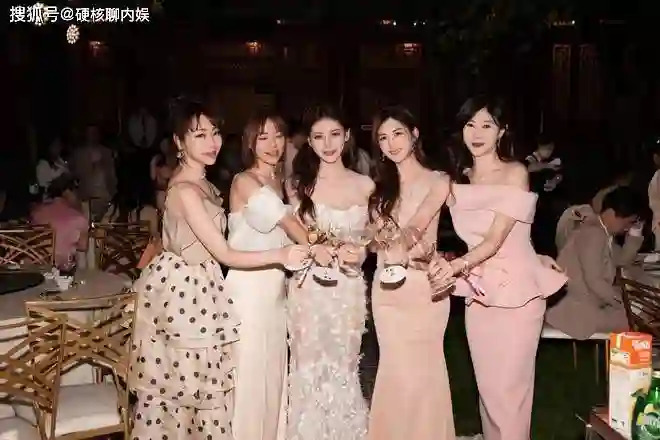 马筱梅大婚第二天，和闺蜜疑为胎儿祈福，站C位主母范儿十足！