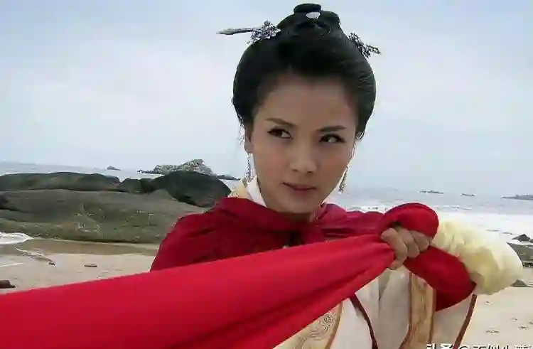 刘涛参加妈祖诞排场无人敌，两杠三星为她开路，亿万大佬只配拍照
