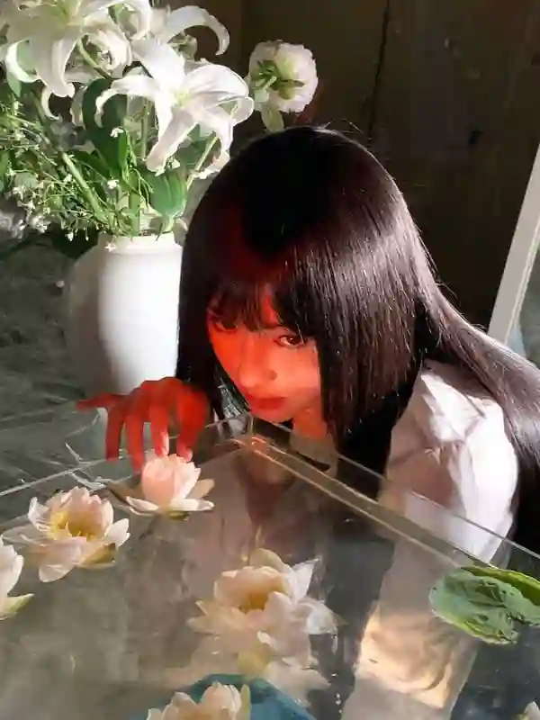 鞠婧祎解锁学院风新造型，黑发齐刘海甜酷出圈