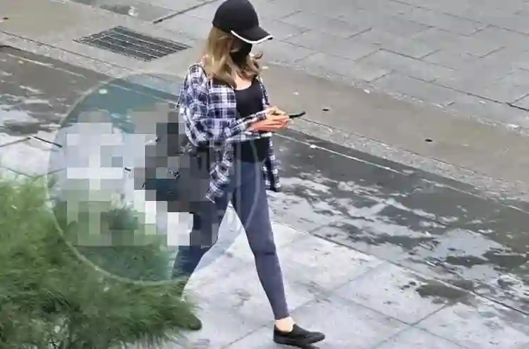 40岁许玮甯孕肚首曝光！台媒称她怀孕超7个月，轻抚巨肚母爱满满
