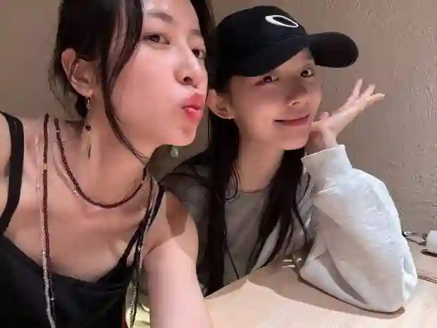 运动少女林允上线！与闺蜜周雨彤自拍状态轻松自然