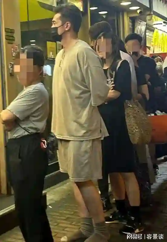 港星陈豪晚上出街，排队买车仔面，穿着袜子和拖鞋，完全不像明星