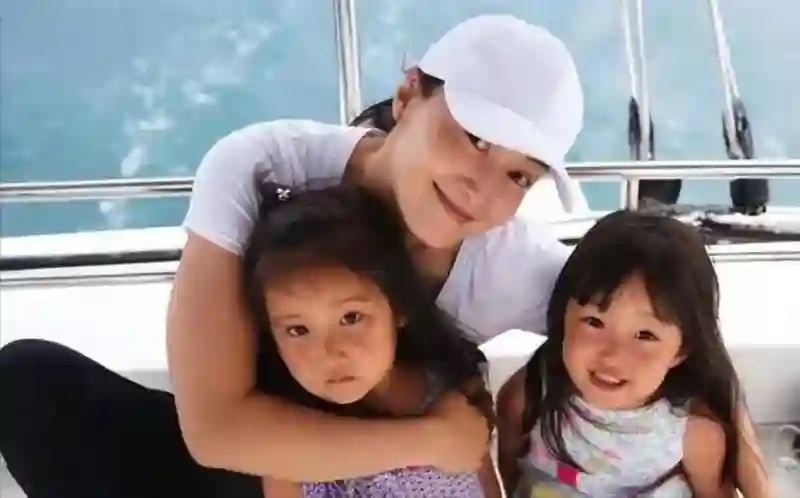 她24岁主持春晚，传两个男人为她离婚，如今49岁被宠成了公主