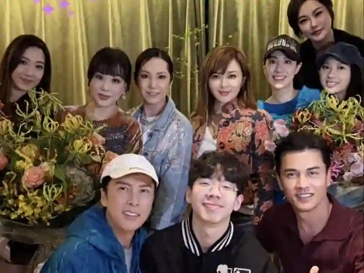 62岁关之琳参加生日会，穿花衣合照比寿星抢镜，站中间被视为贵宾