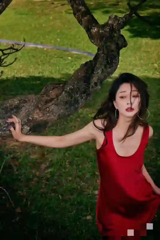 殷桃增肥后变化惊人，短款外套搭半身裙，墨镜时髦减龄，状态超绝