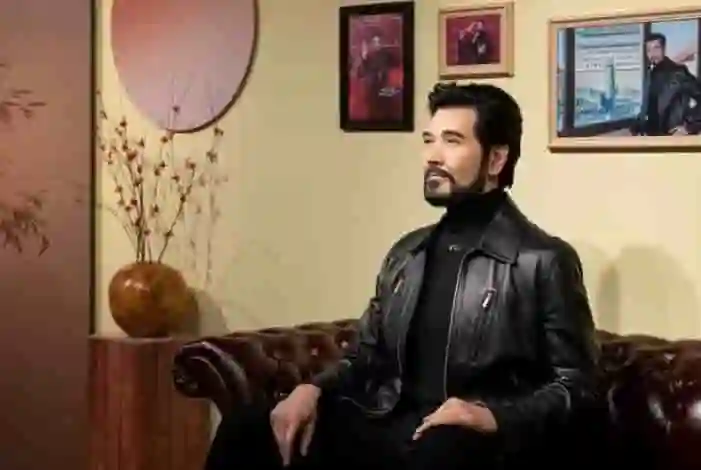 成龙老了，李连杰老了，周星驰也老了，而64岁的他看起来却像30岁