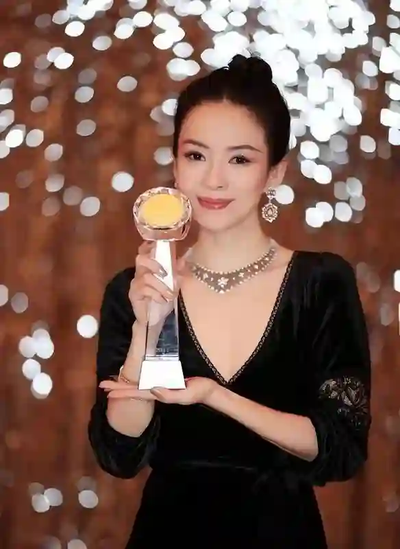 直到章子怡在豪宅自耕自足，才明白，这才是她敢和汪峰离婚的底气