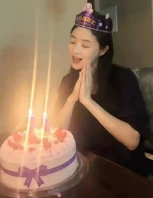 蒋欣晒生日惊喜，俏皮唱生日歌像20岁女孩，被限制吃蛋糕秒变哭脸