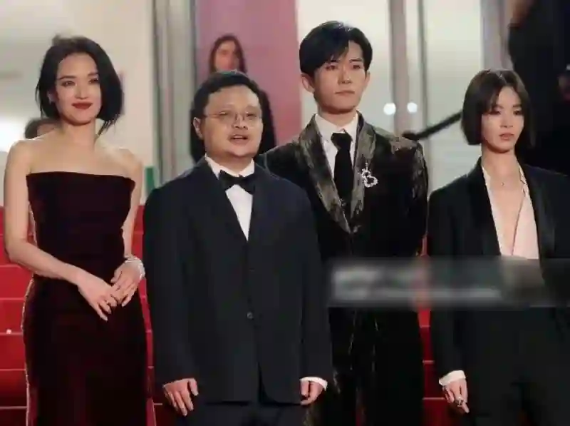 49岁舒淇状态太牛！戛纳生图吊打00花，跟周冬雨李庚希同框赢麻了