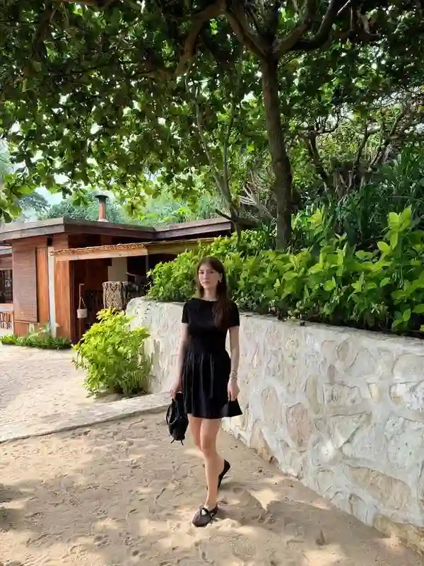 吴千语在夕阳下奔跑，她在韩国街头很美，施伯雄陪她和她闺蜜逛街