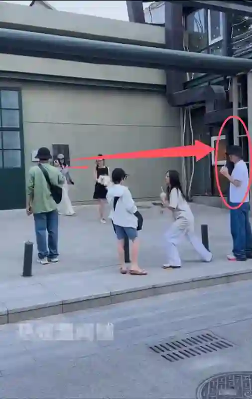 贾乃亮李小璐合体出游，男方仍态度卑微，“做头门”事件余波犹在