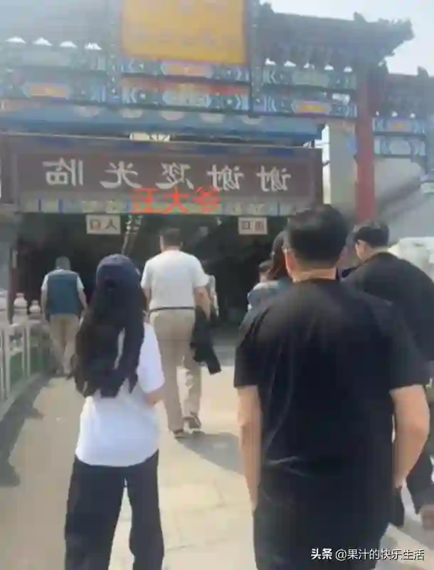 汪小菲马筱梅带俩娃到十里河花鸟市场买宠物，懂行的爷爷貌似也在
