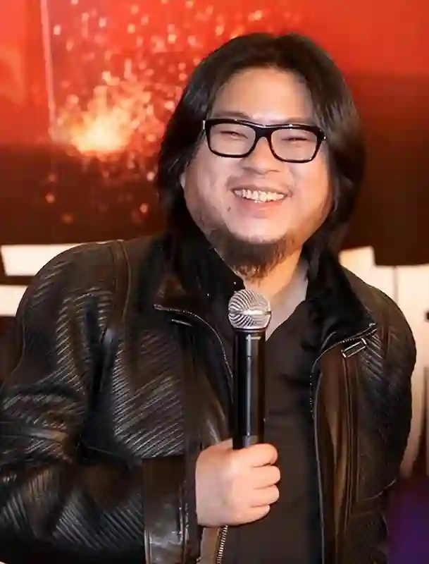 离婚两年，汪峰用求婚规格给宁静庆生，彻底撕碎章子怡最后的体面