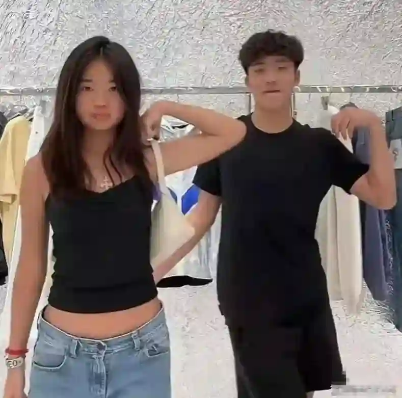 曹格女儿Grace14岁近照疯传，从“包子脸”到“初恋脸”华丽逆袭