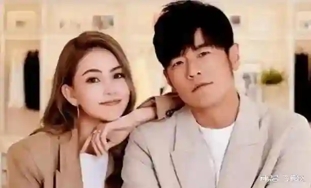 46岁周杰伦近况曝光，脸部憔悴走路需要人扶，刘畊宏的话应验了