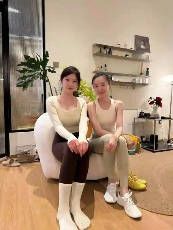 44岁董洁普拉提馆现身，生图曝光真实颜值，宛如20年前